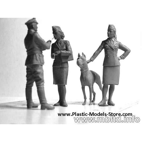 Women at War Germany Luftwaffe Helferinnen 4 fig with dog 1/35 Master Box 3557