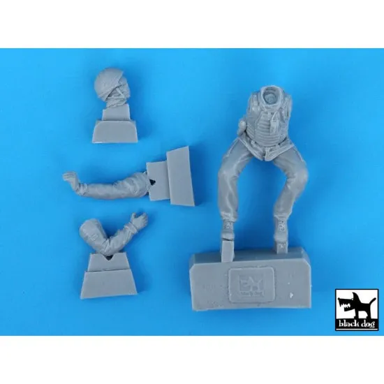 Black Dog F35027 1/35 British driver Defender Wolf Afghanistan