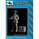Black Dog F35247 1/35 British soldier with pigeon #1