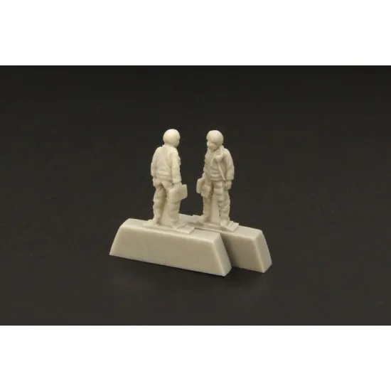 Brengun BRL144073 1/144 Mig-21 pilot resin figurine 2pcs.