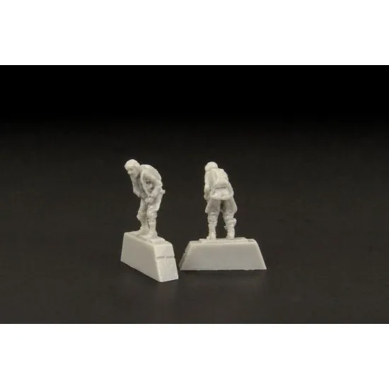 Brengun BRL144081 1/144 German pilot WWII resin figurine 2pcs