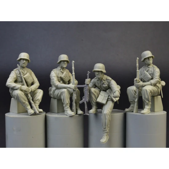 WW II GERMAN PANZERGRENADIERS 1/35 SCALE PLASTIC MODELS KIT MINIART 35248