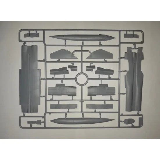 ICM 72173 - MiG-25 RB, Soviet Reconnaissance Plane - 1/72 scale model kit 298 mm