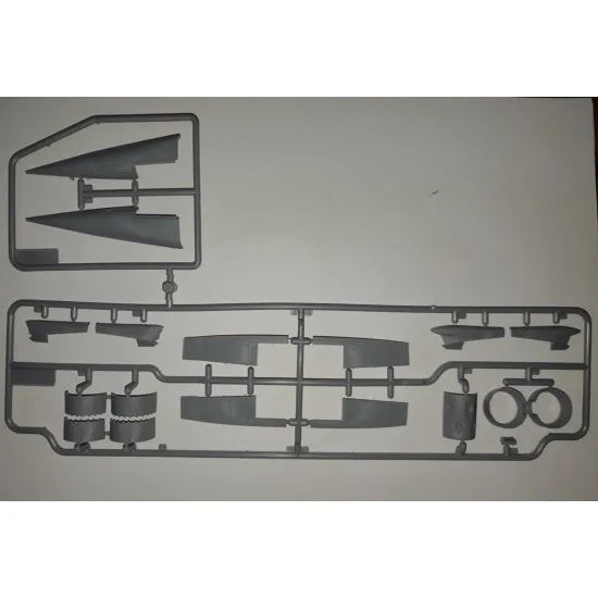 ICM 72173 - MiG-25 RB, Soviet Reconnaissance Plane - 1/72 scale model kit 298 mm