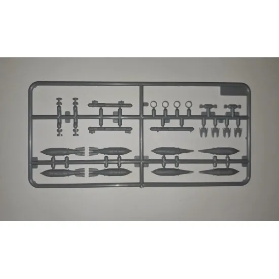 ICM 72173 - MiG-25 RB, Soviet Reconnaissance Plane - 1/72 scale model kit 298 mm