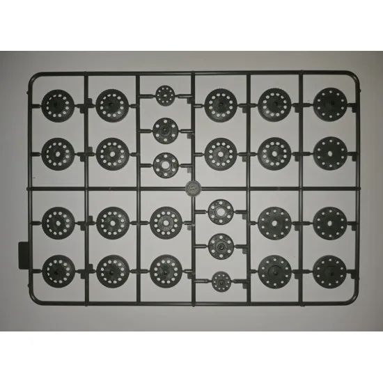 PZ.KPFW. 747 T-34 (R), World War II GERMAN MEDIUM TANK 1/35 sacle kit ICM 35370