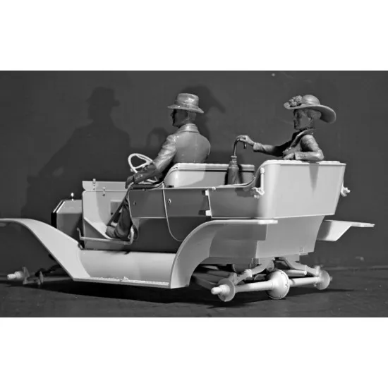 American Motorists 1910's - 2 FIGURES PLASTIC MODEL KIT 1/24 scale kit ICM 24013