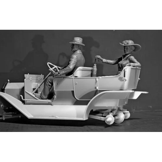 American Motorists 1910's - 2 FIGURES PLASTIC MODEL KIT 1/24 scale kit ICM 24013