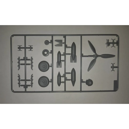 ICM 48264 - He 111H-20, WWII German Bomber World War II 1/48 scale model kit