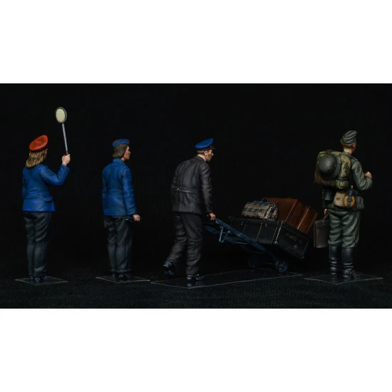 MINIART 38010 1/35 SCALE MODELGERMAN TRAIN STATION STAFF 1930-40s