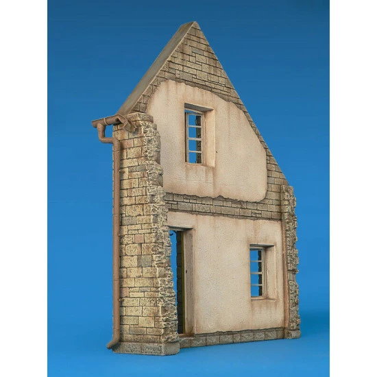 Miniart 35520 - 1/35 Ruined Village House Diorama Scale Plastic Model Kit