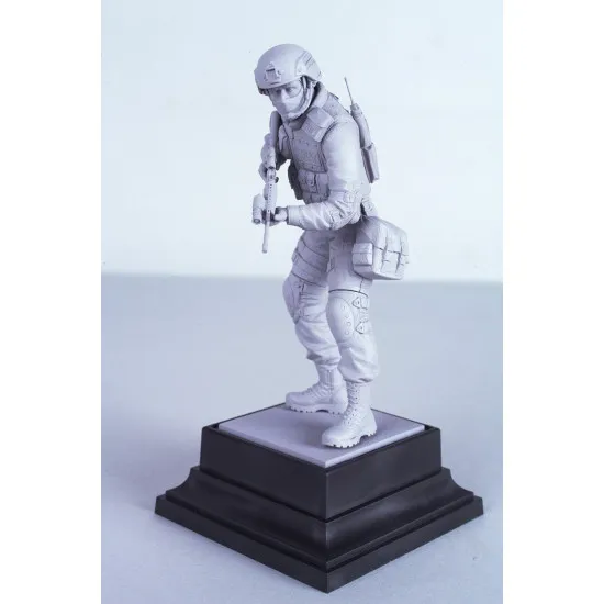 ICM 16101 - 1/16 - S.W.A.T. Team Leader Stormtrooper plastic model kit scale