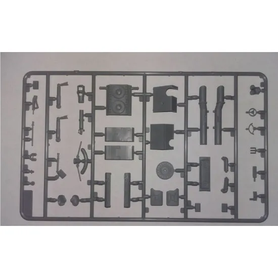 ICM 35364 - 1/35 PZ.KPFW.VI AUSF.B King Tiger late production with full interior