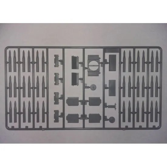 ICM 35364 - 1/35 PZ.KPFW.VI AUSF.B King Tiger late production with full interior