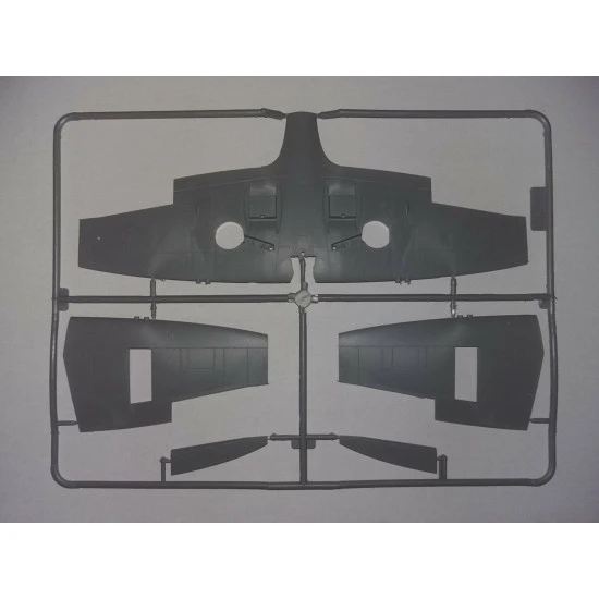 ICM 48060 - 1/48 - British Fighter Spitfire MK.IXC Beer Delivery Royal RAF