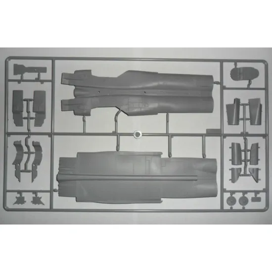 ICM 48902 - 1/48 MIG-25 RB Soviet Reconnaissance Plane, WWII, scale model kit