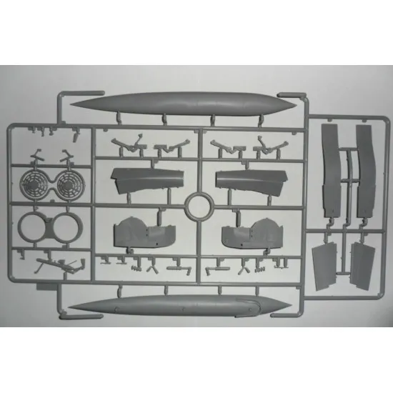 ICM 48902 - 1/48 MIG-25 RB Soviet Reconnaissance Plane, WWII, scale model kit