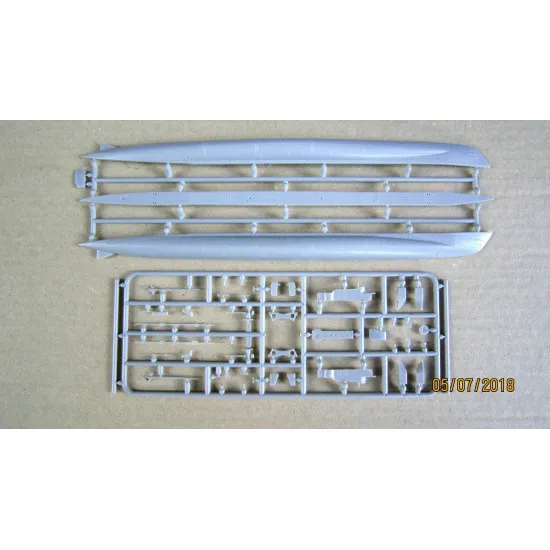 Micro Mir 350-035 - 1/350 Iskra (Spark) soviet Pravda-class submarine model kit