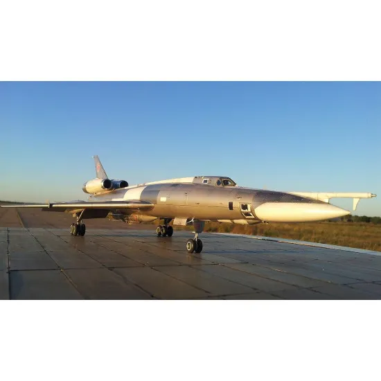 Tupolev Tu-22KDP with Kh-22 missile 1/72 MODELSVIT 72046