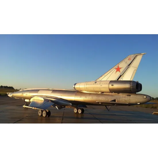 Tupolev Tu-22KDP with Kh-22 missile 1/72 MODELSVIT 72046