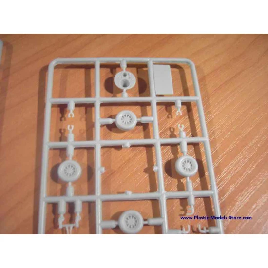 Kh-22 AS-4 Kitchen Raduga long-range anti-ship missile 1/72 Amodel 72196