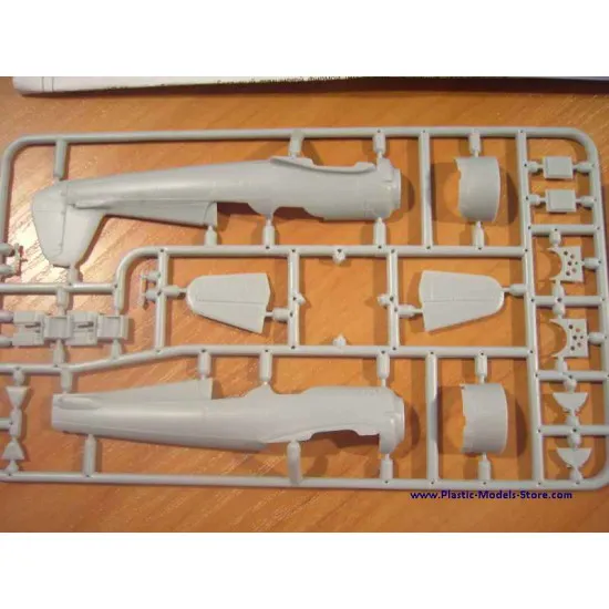 IAR-80DC Romanian training aircraft WWII 1/72 Amodel 72204 IAR-80DC Romanian training aircraft WWII 1/72 Amodel 72204