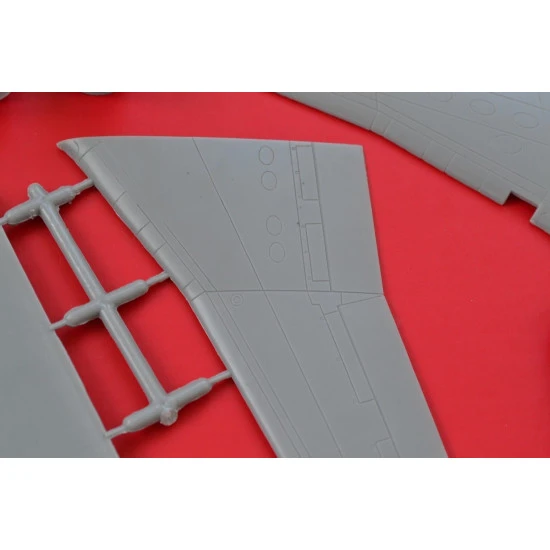 BOMBARDIER CRJ 200 AMERICAN EAGLE AIRPLANE PLASTIC MODEL KIT 1/72 BPK 7208