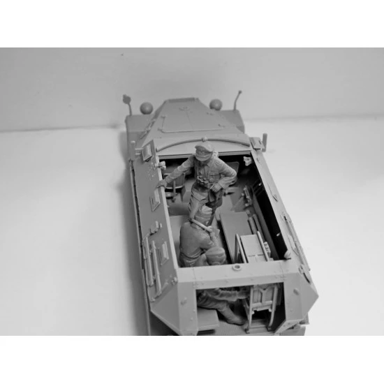 ICM 35104 - German armored personnel carrier Sd.Kfz.251 / 6 Ausf.A with crew