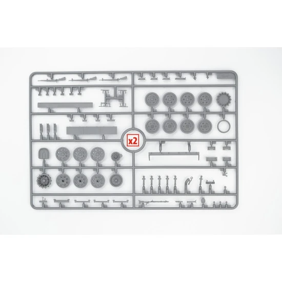 ICM 35104 - German armored personnel carrier Sd.Kfz.251 / 6 Ausf.A with crew