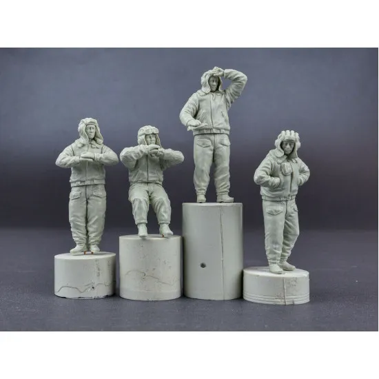 Miniart 37063 - 1/35 Soviet Tank Crew 1970-80s in Winter Uniform