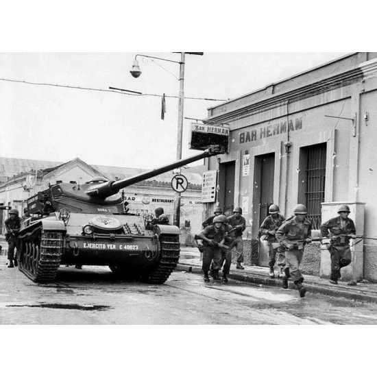 AMX-13/75 French light tank 1/72 ACE 72445 Plastic model