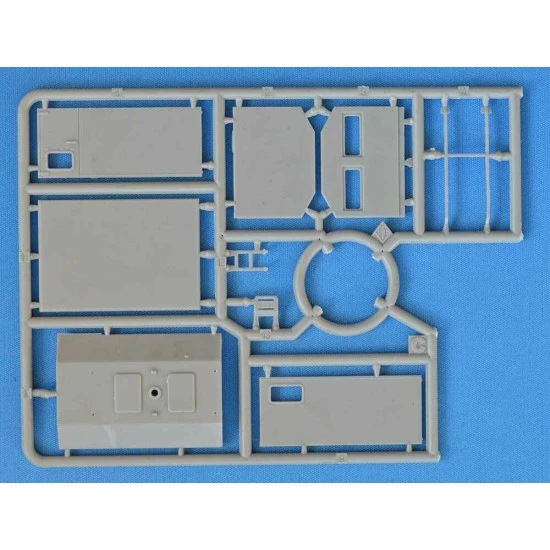 ACE 72451 - 1/72 U1300L 4x4 Krankenwagen Ambulance plastic model kit ACE 72451 - 1/72 U1300L 4x4 Krankenwagen Ambulance plastic model kit