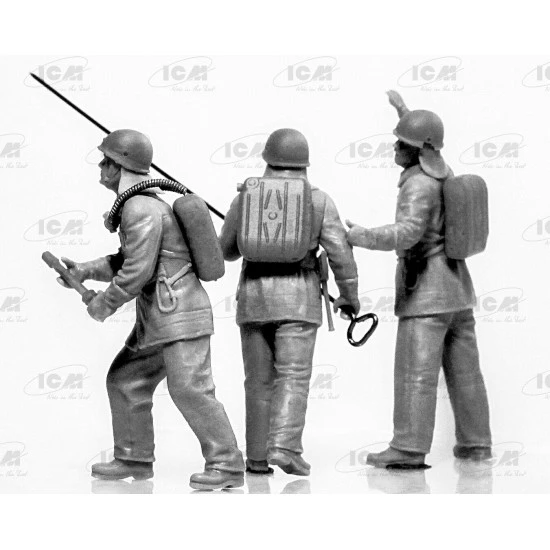 ICM 35902 - 1/35 Chernobyl 2. Fire Fighters (AC-40-137A firetruck + 4 figures + diorama base with background)