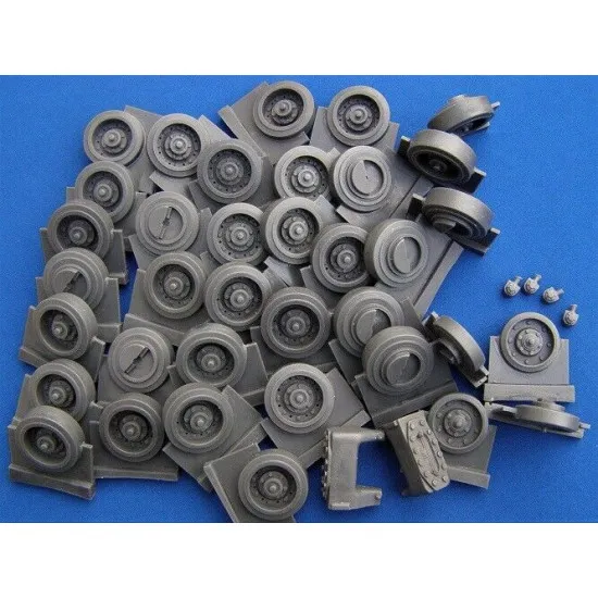 Dnepro Model DM1604 - 1/16, 41M Turan II Vezer Turan WWII scale model kit