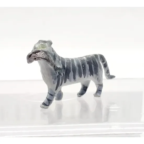 Mini Tank 23502 - 1/35 - Cat with fish. Painted figure Mini Tank 23502 - 1/35 - Cat with fish. Painted figure
