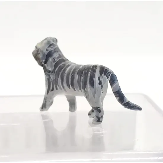 Mini Tank 23502 - 1/35 - Cat with fish. Painted figure Mini Tank 23502 - 1/35 - Cat with fish. Painted figure