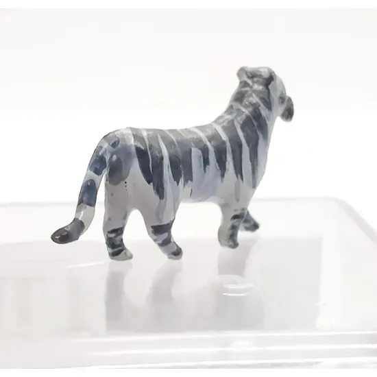 Mini Tank 23502 - 1/35 - Cat with fish. Painted figure Mini Tank 23502 - 1/35 - Cat with fish. Painted figure
