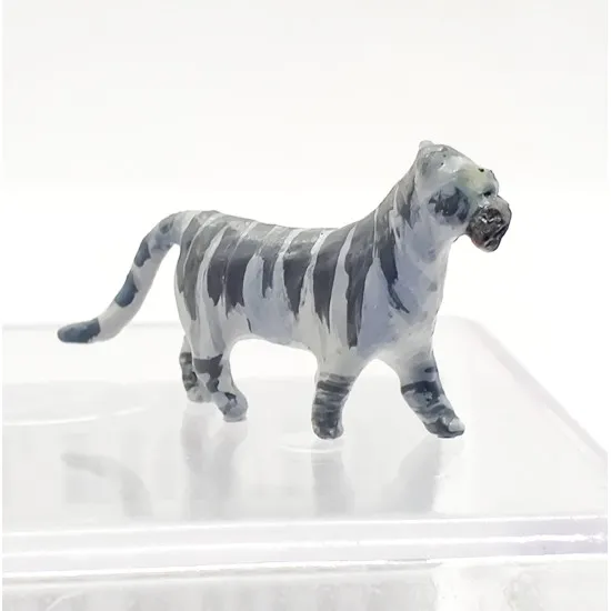 Mini Tank 23502 - 1/35 - Cat with fish. Painted figure Mini Tank 23502 - 1/35 - Cat with fish. Painted figure