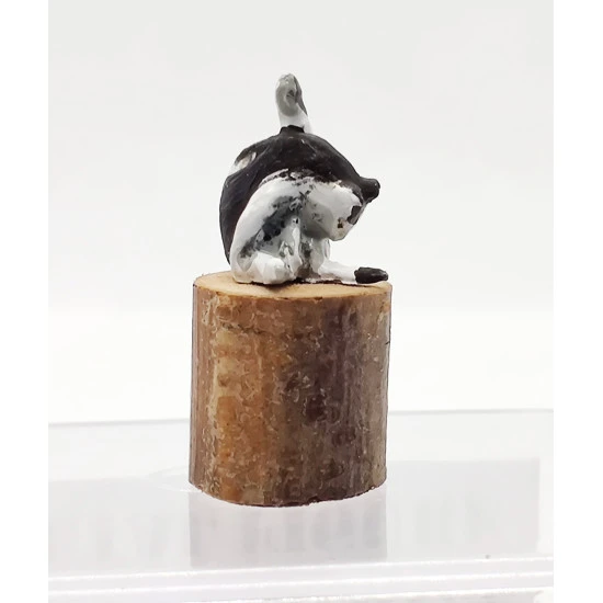 Mini Tank 23504 - 1/35 - Cat licks. Painted figure