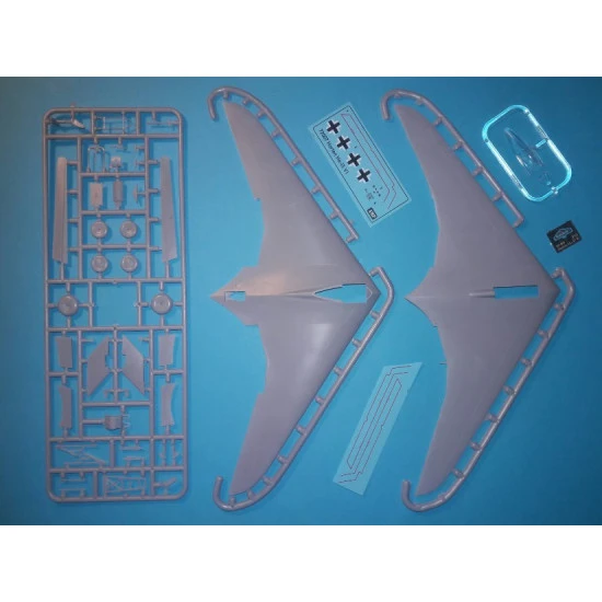 AMP 72-007 - Horten Ho-IX V1 Airplane- 1/72 scale model kit