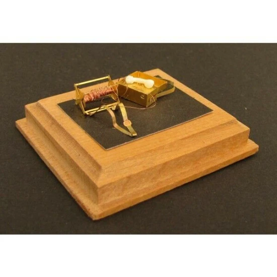 Vmodels 35008 - 1/35 - Photo-etched Soviet field telephone UNA-42