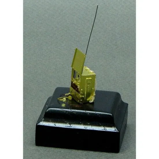 Vmodels 35048 - 1/35 - Photo-etched 13R short-wave Soviet radio station