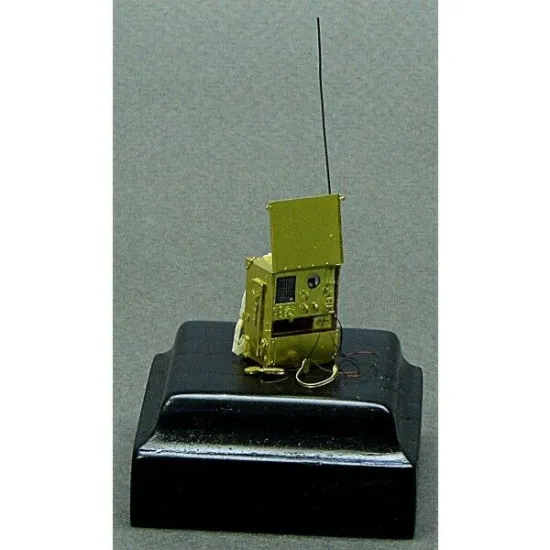 Vmodels 35048 - 1/35 - Photo-etched 13R short-wave Soviet radio station