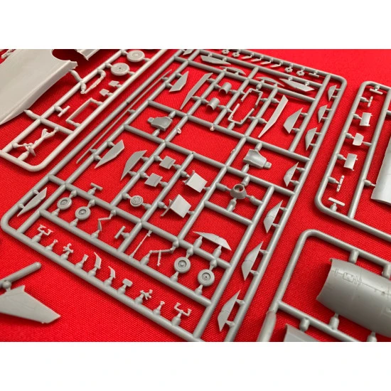 BPK 7216 - 1/72 - Bombardier CRJ-900 airplane Scale model kit