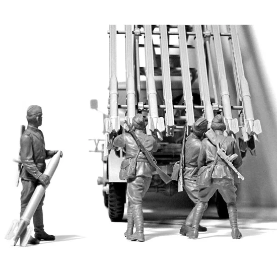 ICM 35592 - 1/35 - BM-13-16 on W.O.T. 8 chassis with Soviet Crew