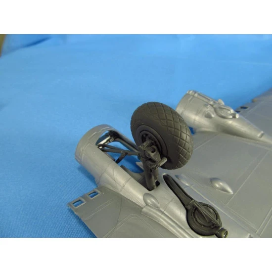 Metallic Details B-17. Wheels uncovered (Revell/Monogram) 1/48 MDR4866 scale model resin kit