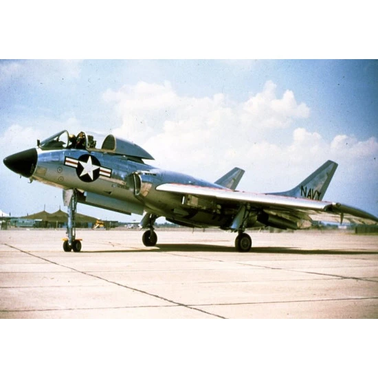 CAT4 R48040 - 1/48 - CAT4 R48040 - 1/48 - F7U-3/3M Cutlass nose section (for Hobbycraft) scale kit