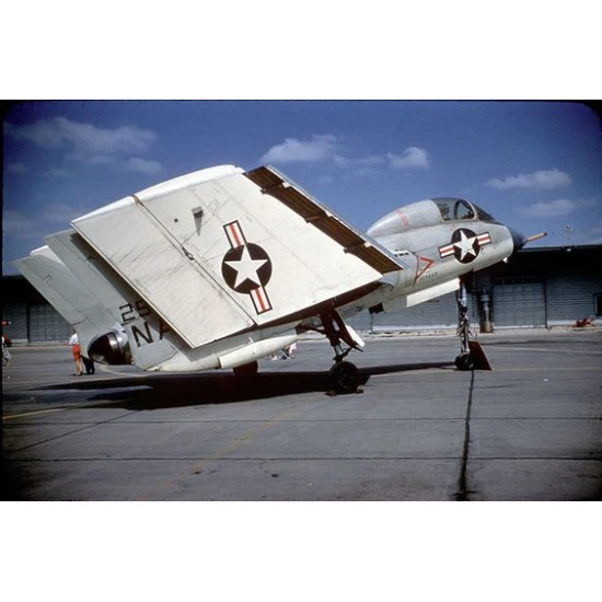 CAT4 R48041 - F7U-3/3M 1:48 Cutlass nose section+refueling probe (Hobbycraft) scale kit