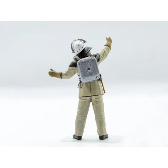 ICM 35623 - 1/35 - Soviet firefighters (1980s) scale plastic model kit