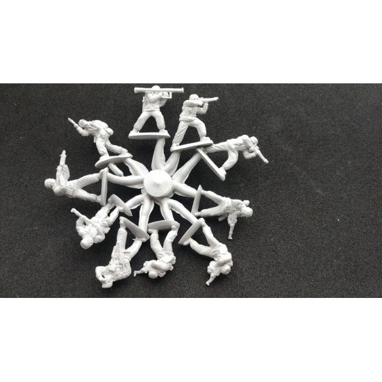 Mars Figures 72121 - 1/72 - German Paratroopers (Winter Uniform) scale model kit